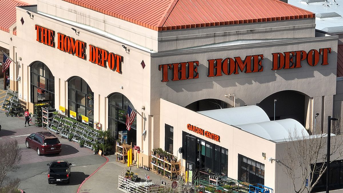Did 100 Migrants Attack Security Guards at Home Depot in Chicago?