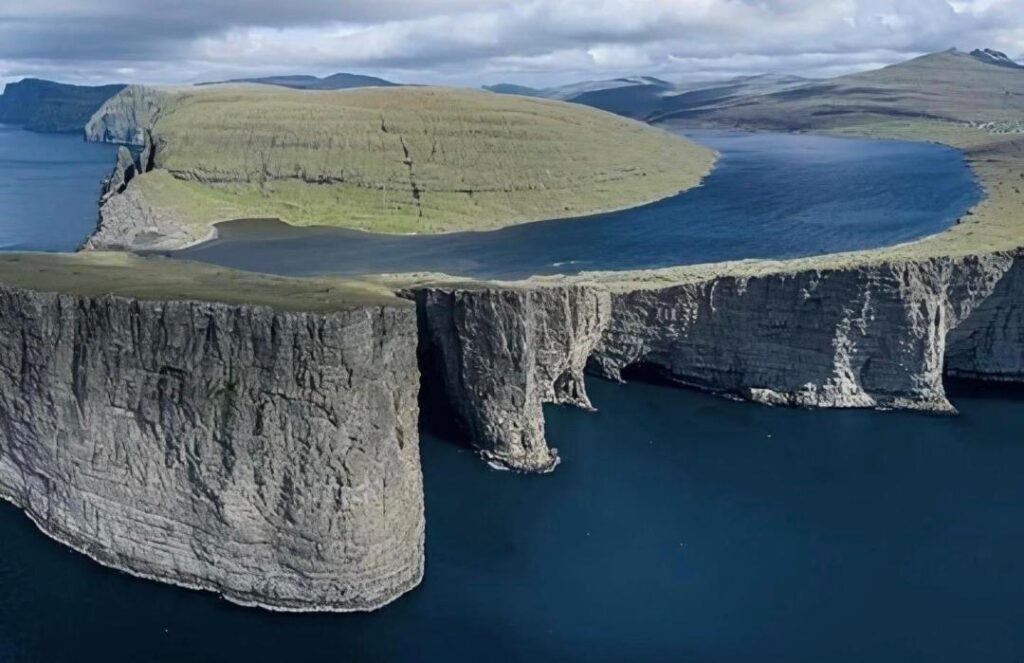 🔥Sørvàgsvatn, a lake that hangs above an ocean; Faroe Island