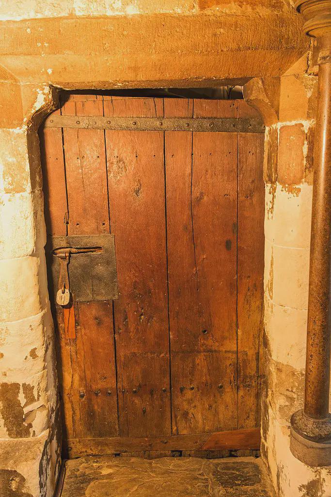 This beauty is Britain’s oldest door, constructed almost 1,000 years ago, in the 1050.It’s located in Westminster Abbey.