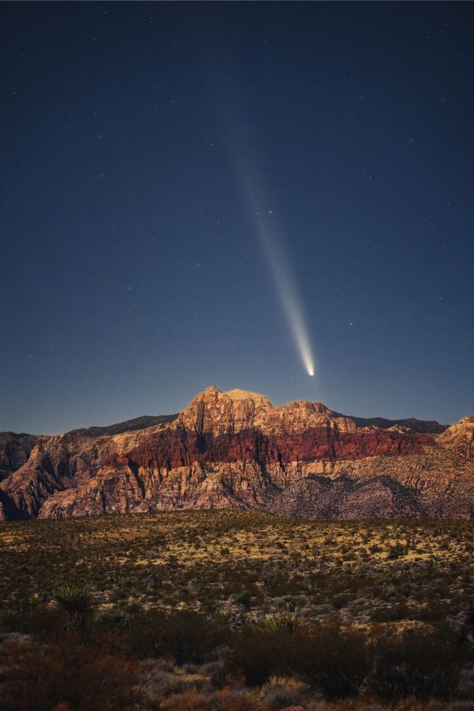 ☄️ The Comet Tsuchinshan-ATLAS flying over the impressive Red Rock Canyon!