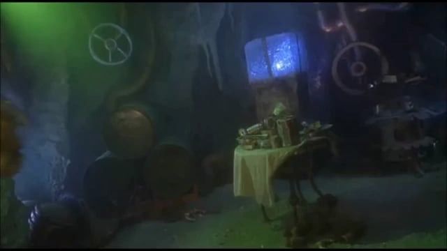 This table cloth trick was not supposed to happen in the 2000 movie “How the Grinch stole Christmas. Jim Carrey just improvised.