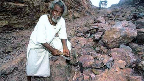 A man named Dashrath Manjhi carved a 360 ft long path through a mountain for 22 years using only a hammer and chisel to reduce the distance between hi…