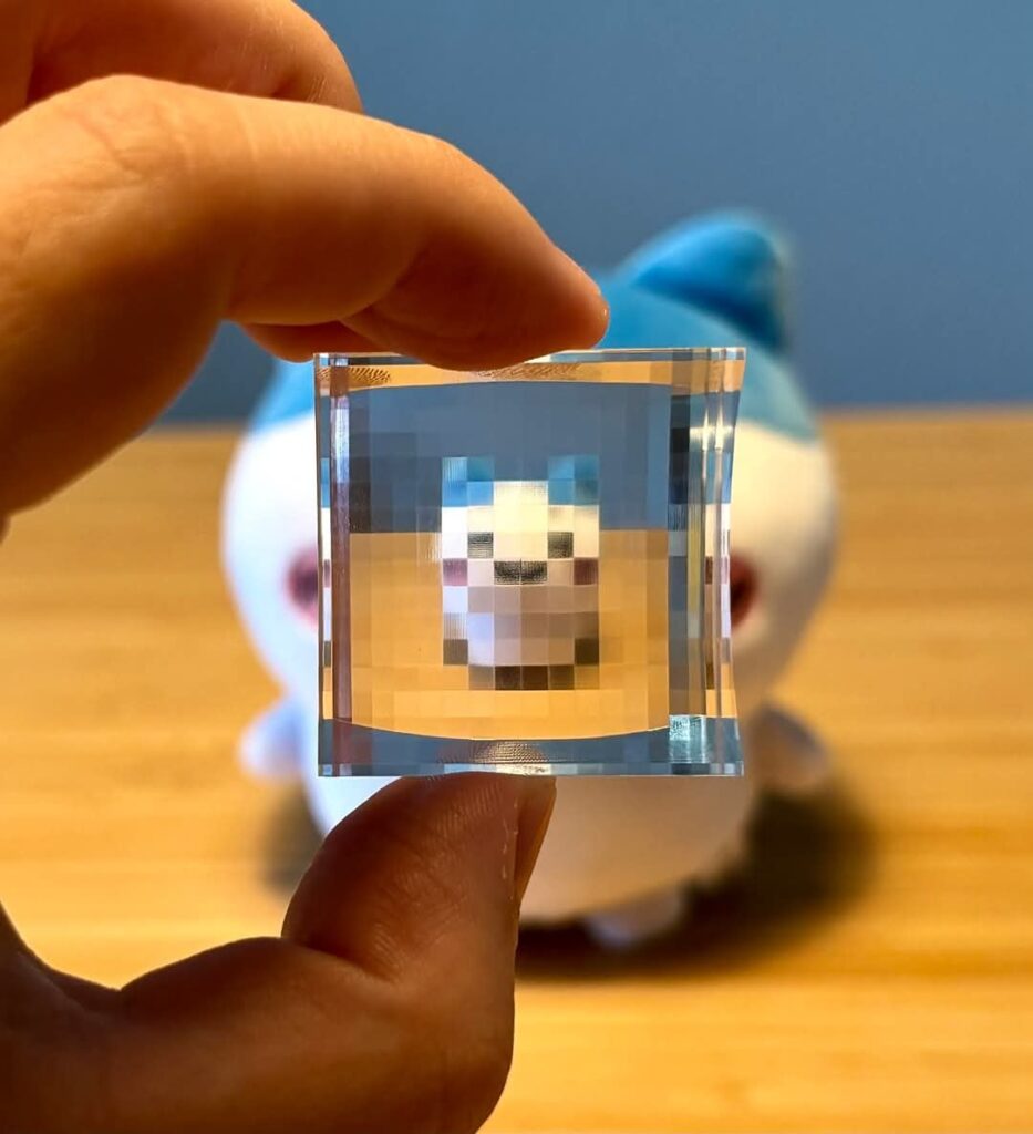 Japanese designer Hakusi Katei has created a small crystal cube that reduces the resolution of objects you point it at.