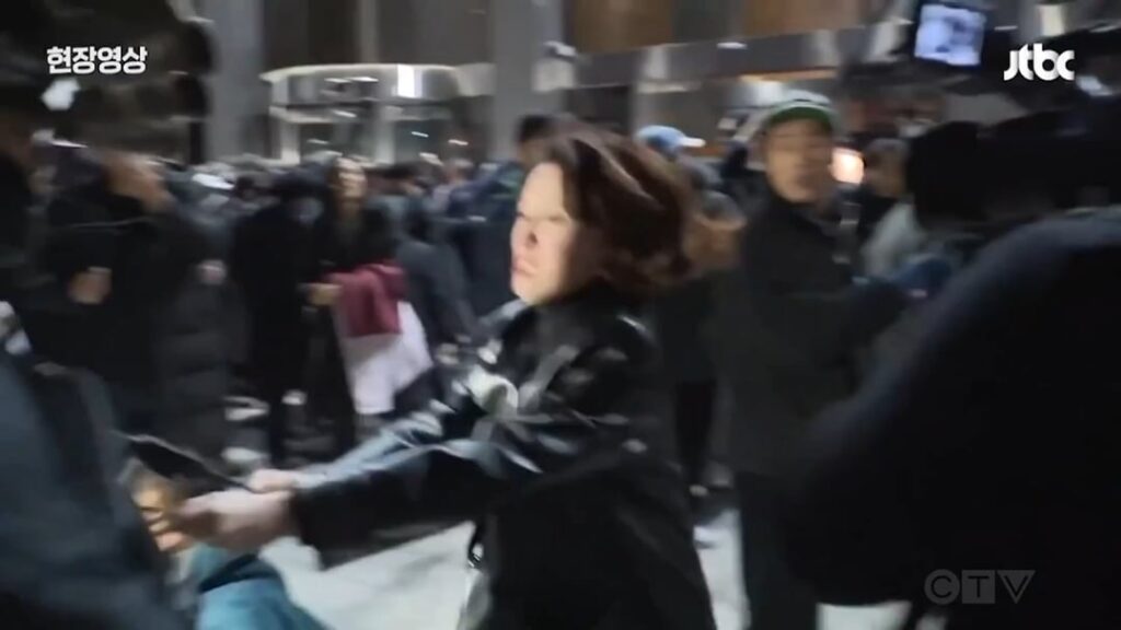 Party Spokesperson grabs and tussles with soldier rifle during South Korean Martial Law to prevent him entering parliament.