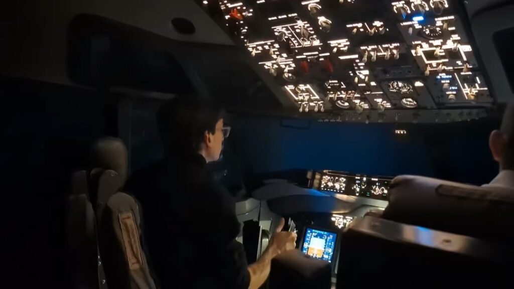 This man got an 737-800 simulator for his birthday