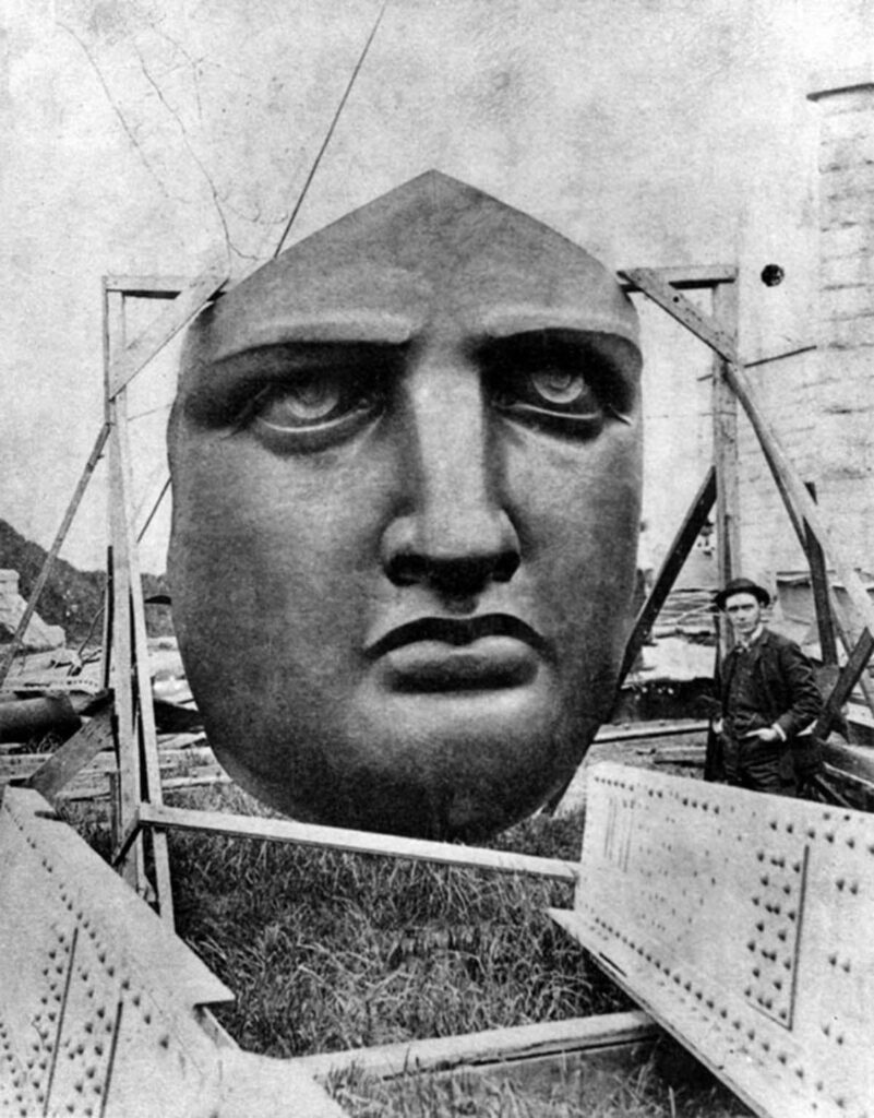 The statue of Liberty arrives to New York, 17 of June of 1885.