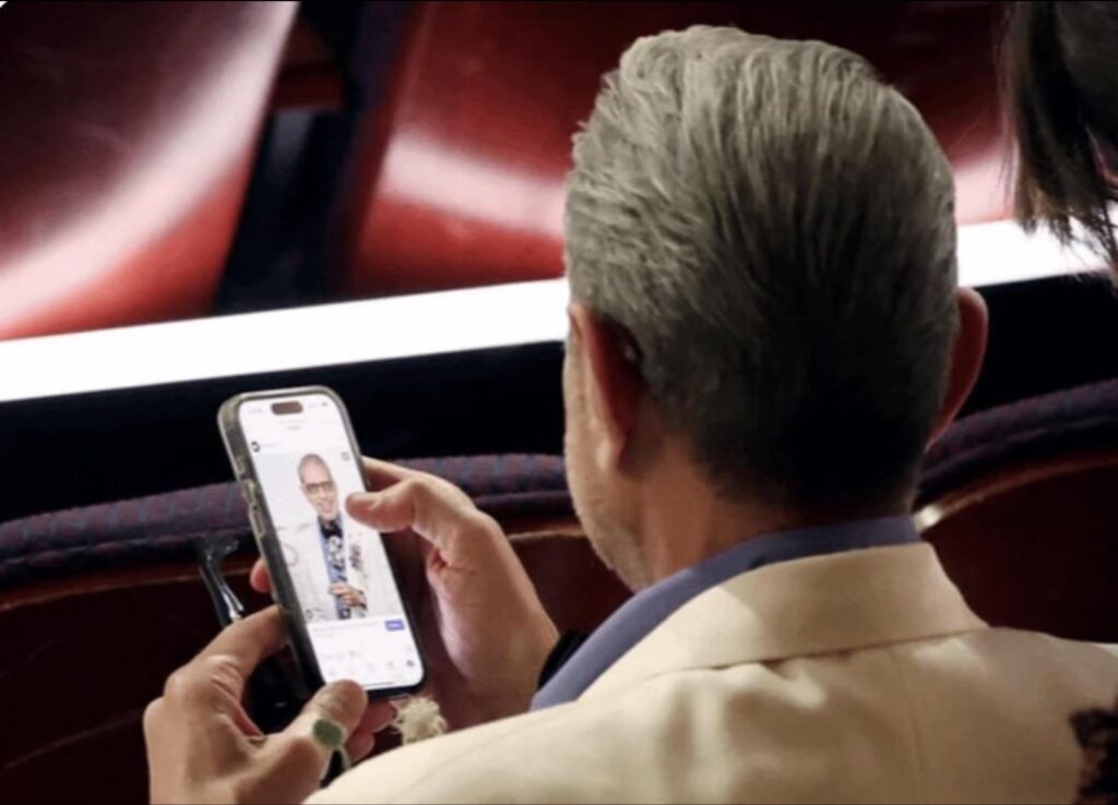 Caught! Jeff Goldblum checking out his own Oscars red carpet pics, whilst sitting at the Oscars