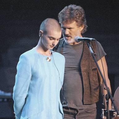 Khris Kristofferson tells Sinéad O’Connor ‘Don’t let the bastards get you down’ at Madison Square Garden after the audience boos her for tearing up a …