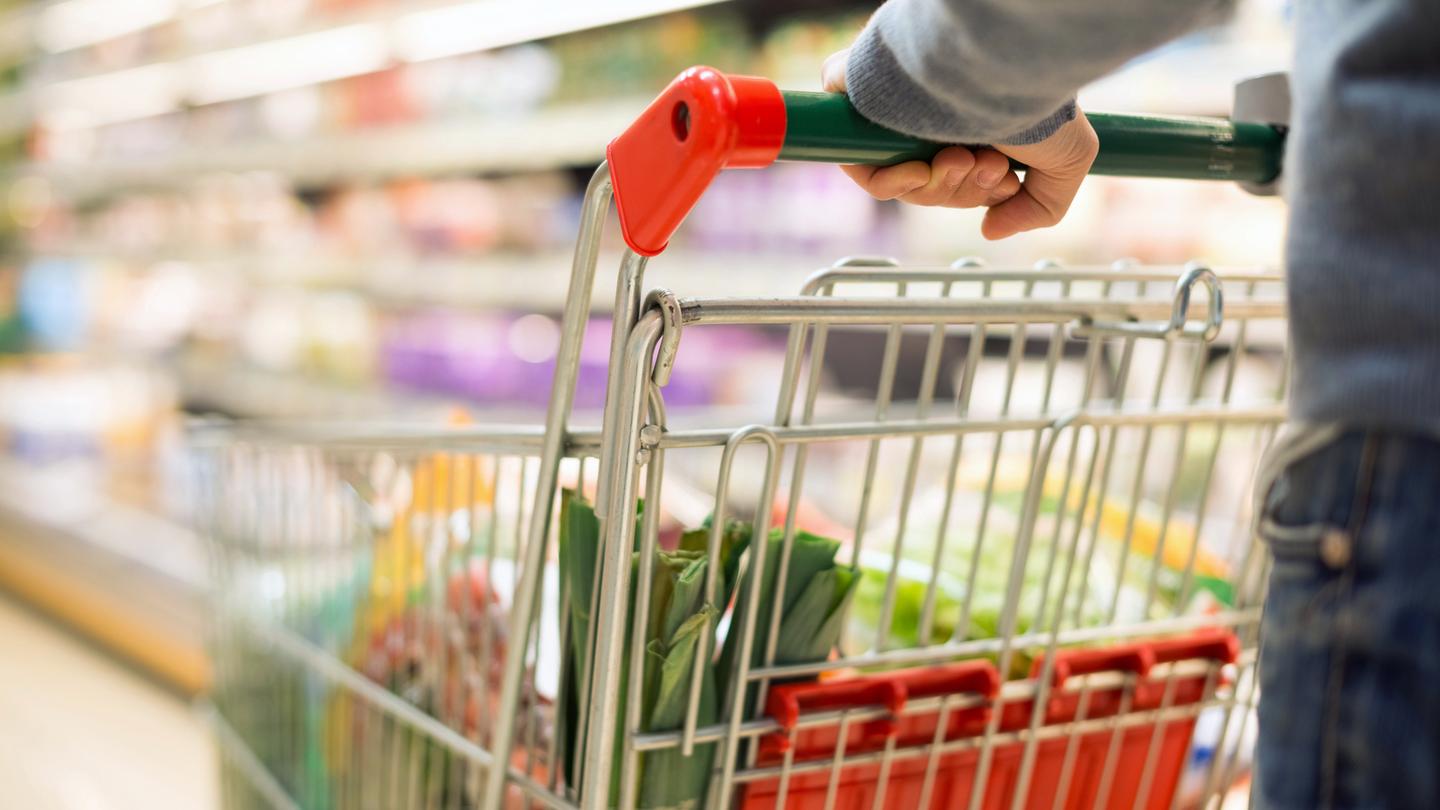 Reducing food waste: Is focusing on nutrition or sustainability better?